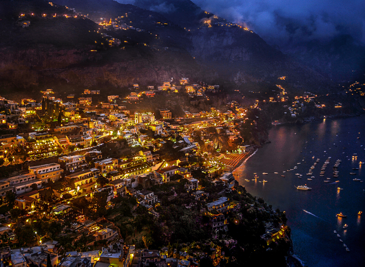 Una suggestiva veduta notturna di Positano, sulla Costiera Amalfitana (Realy Easy Star)